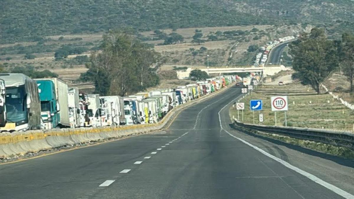 <![CDATA[Bloqueo por demanda de agua en la carretera Querétaro- San Luis supera las 24 horas]]>