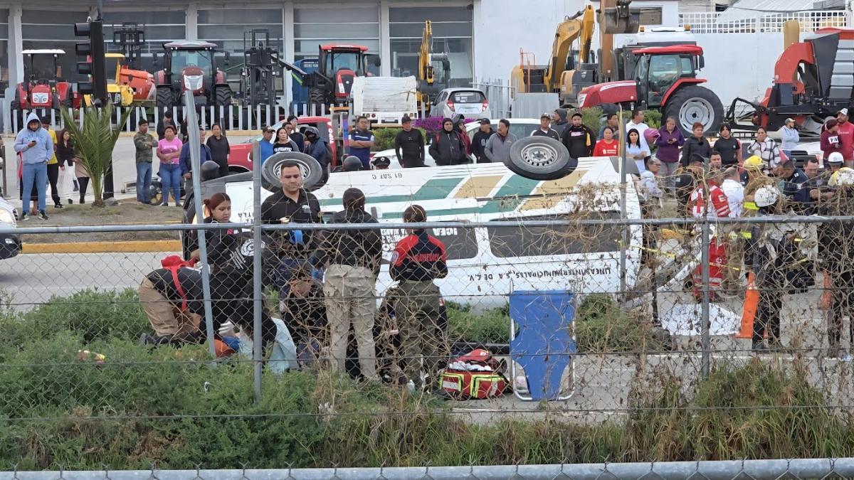 <![CDATA[Choque entre combi de pasajeros y camioneta deja un muerto y 17 heridos]]>