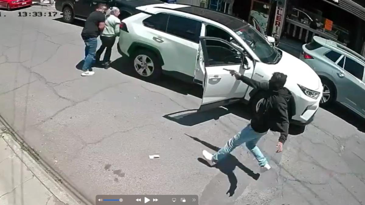 <![CDATA[“Bájate, perra”: captan asalto a automovilista en centro de Hidalgo]]>