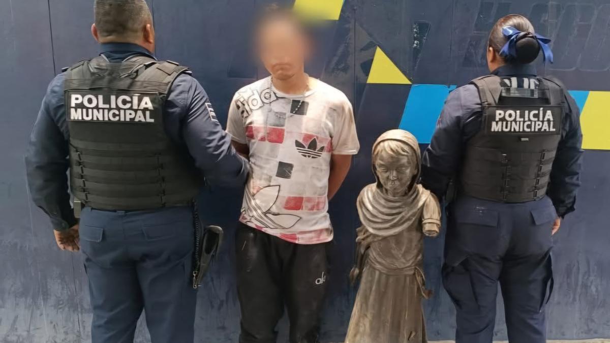 <![CDATA[Roba escultura del tamaño de un niño de 8 años y cree que nadie lo va a notar]]>