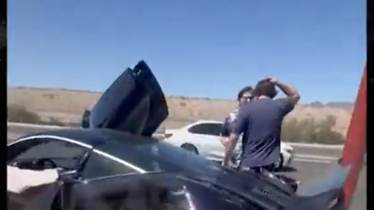 <![CDATA[¡Destrozó su McLaren! Trevor Bauer, el pitcher campeón con Diablos Rojos, sufre aparatoso accidente]]>