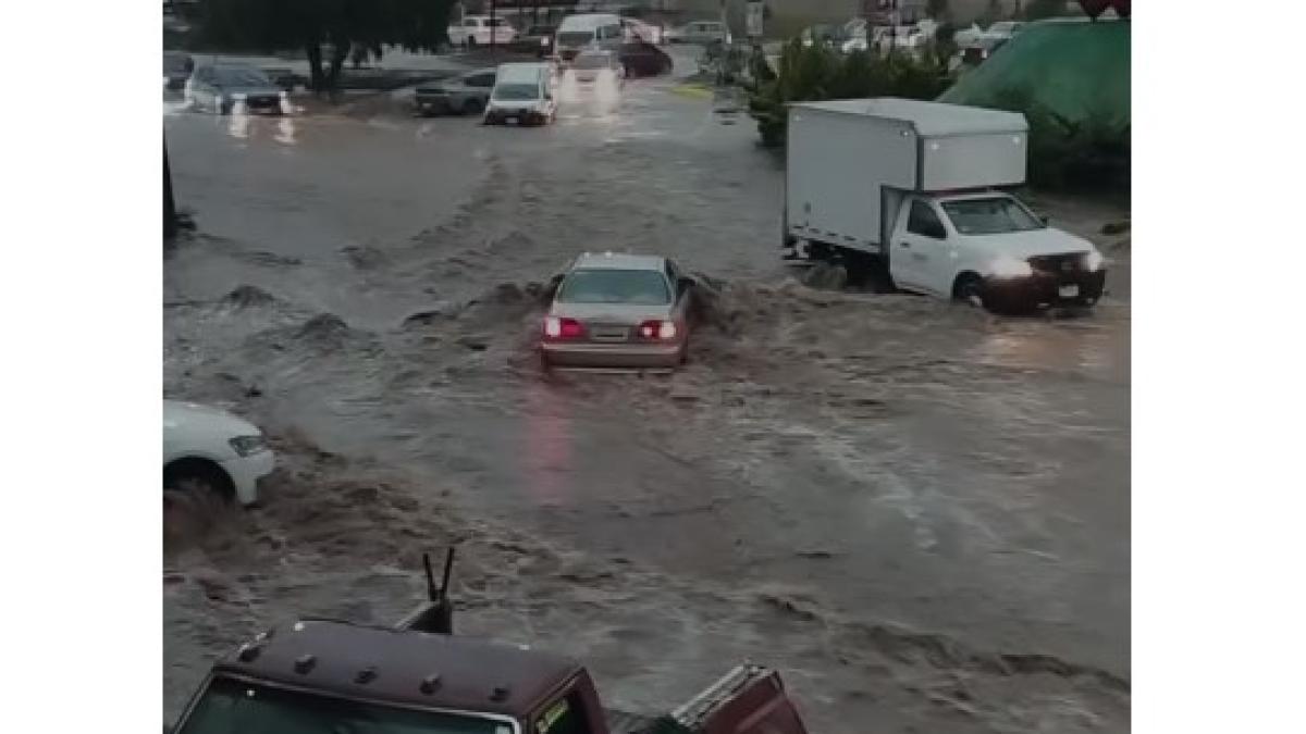 <![CDATA[Fuerte granizada e inundaciones desquician a Pachuca; hay autos varados]]>