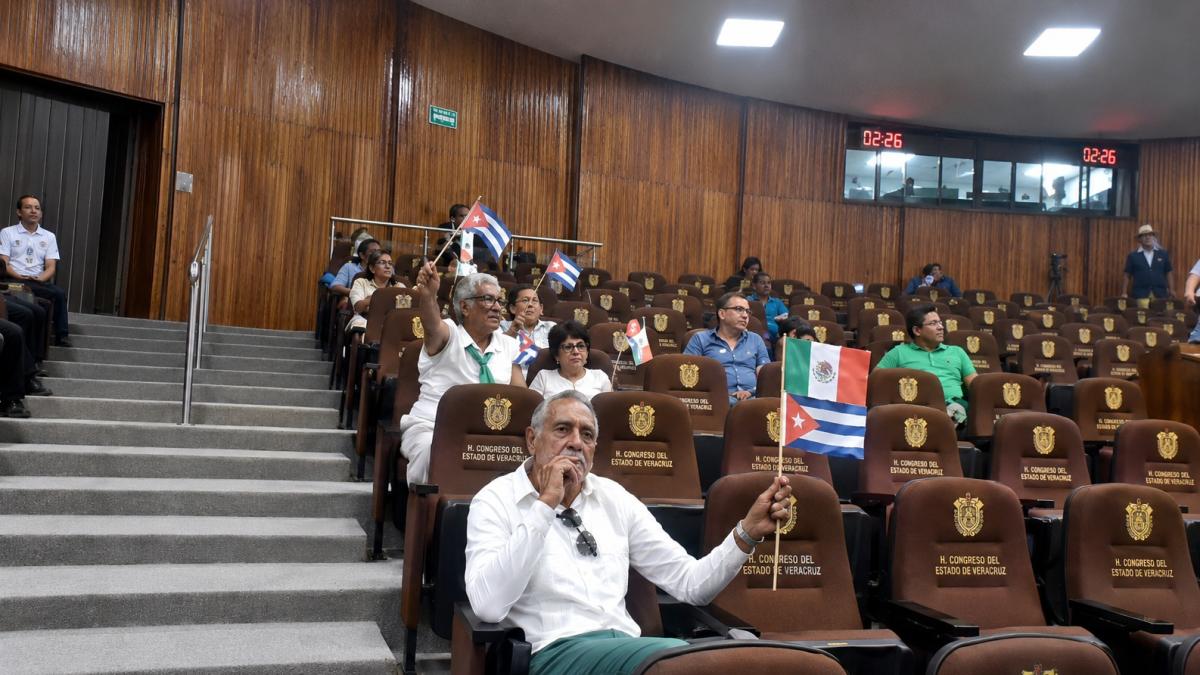 <![CDATA[Cubanos confrontan a diputada priista durante sesión en Congreso de Veracruz]]>