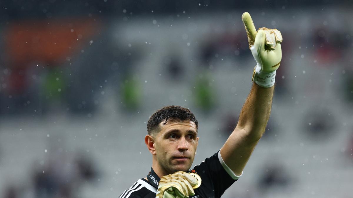 <![CDATA[“Dibu” Martínez sufre fractura en la mano y enciende alarmas en Argentina rumbo al Mundial 2026]]>