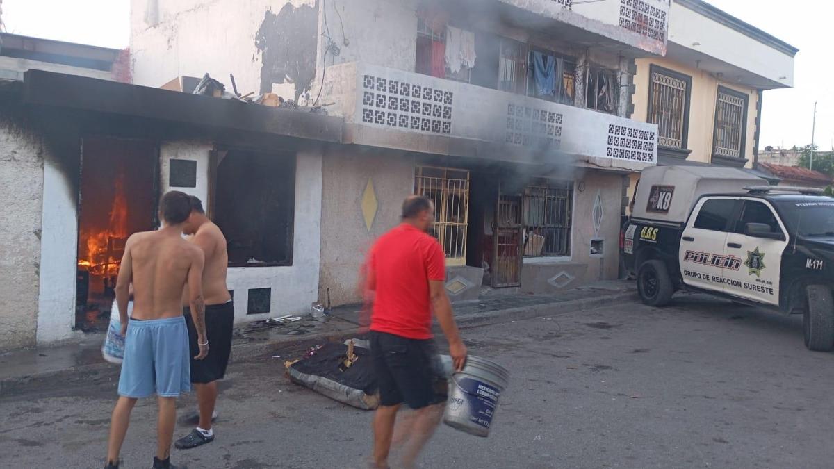 <![CDATA[Policías de Saltillo rescatan a familia de incendio que consumía departamento]]>
