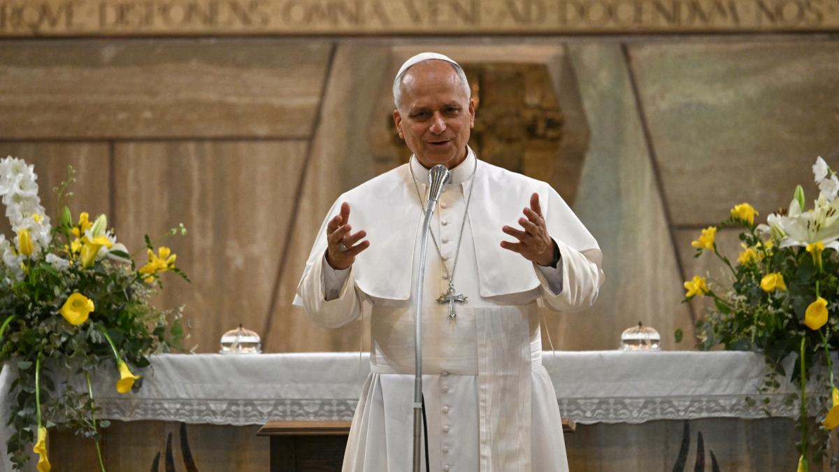 <![CDATA[El Papa León XIV visita la “Tierra de los fuegos”, marcada por contaminación y mafia]]>
