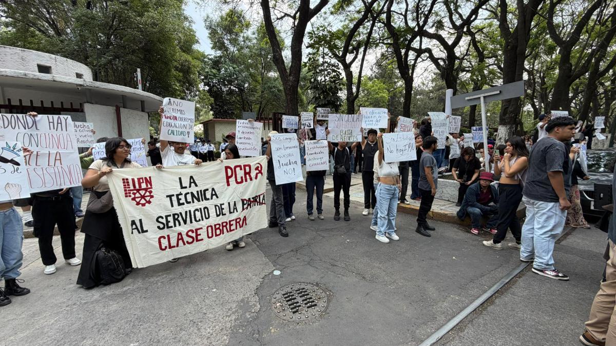 <![CDATA[Falla intento de diálogo; alumnos del Poli rechazan liberar Canal Once]]>