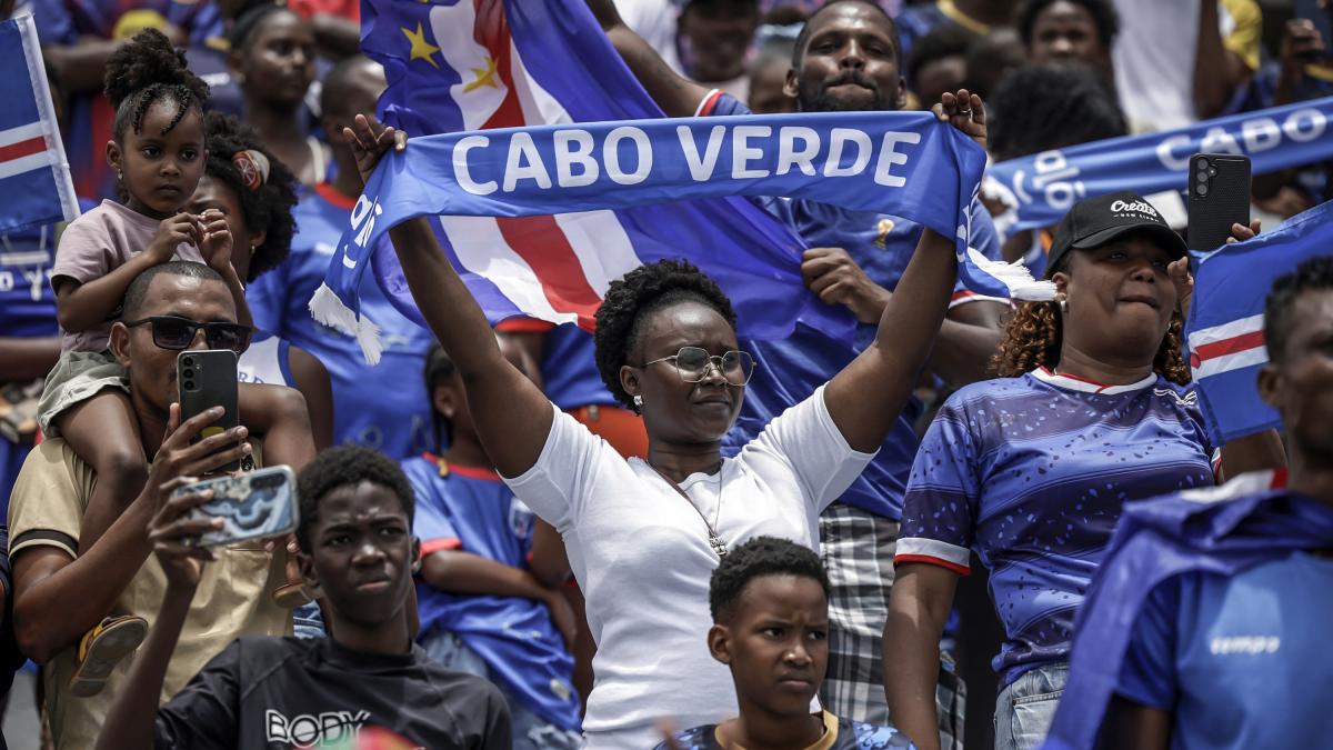 <![CDATA['Tiburones azules' se pasean por Cabo Verde previo al Mundial 2026]]>