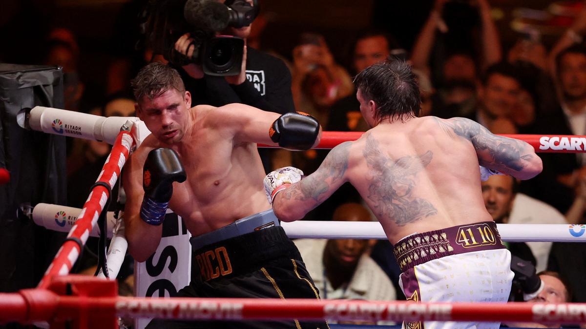 <![CDATA[Oleksandr Usyk retiene títulos mundiales tras polémico triunfo ante Rico Verhoeven]]>