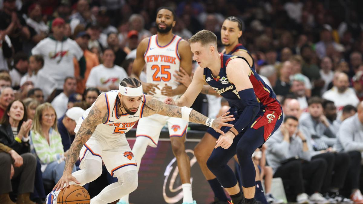 <![CDATA[Knicks aplastan a Cavaliers y quedan a un triunfo de las Finales de la NBA]]>