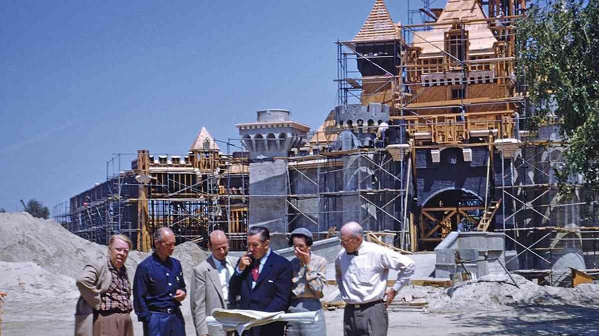 <![CDATA[Historia de Disneyland: cómo empezó el parque de diversiones más famoso del mundo]]>