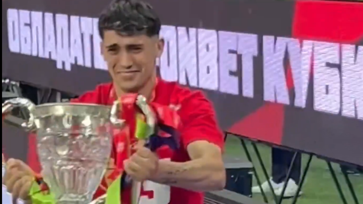 <![CDATA[VIDEO: Pablo Solari rompe el trofeo de campeón del Spartak de Moscú]]>