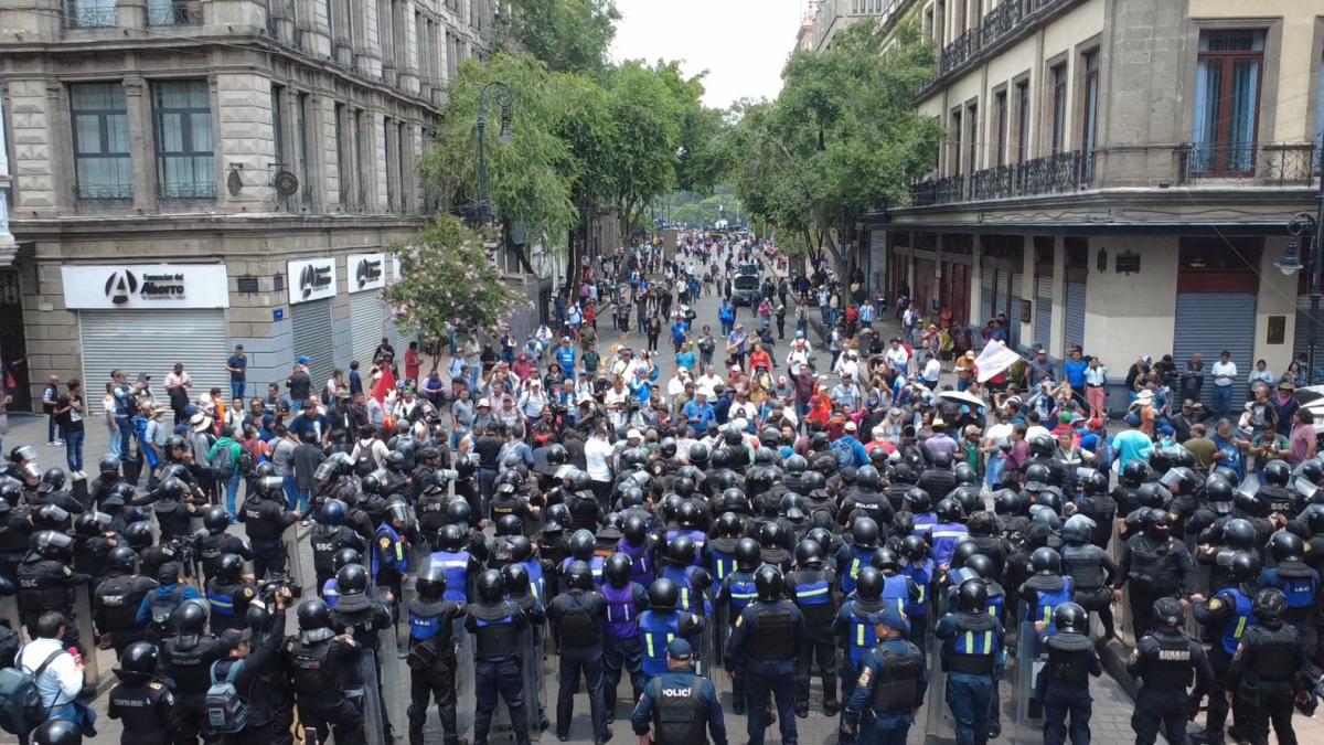 <![CDATA[Doble marcha desquicia el Centro de la CDMX]]>