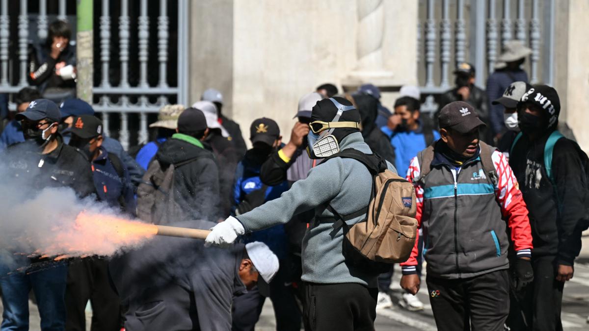 <![CDATA[Entre bloqueos y marchas, Bolivia enfrenta su mayor crisis en décadas]]>