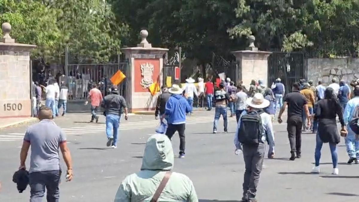 <![CDATA[Comuneros de Sevina irrumpen por la fuerza en Casa Michoacán]]>