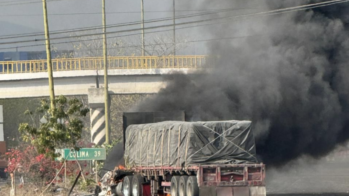 <![CDATA[Enfrentamiento en Tecomán provoca quema de vehículos y operativo federal]]>