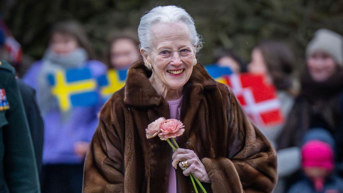 <![CDATA[¿Qué le pasa a la reina Margarita? Regresa de urgencia al hospital tras ser dada de alta]]>
