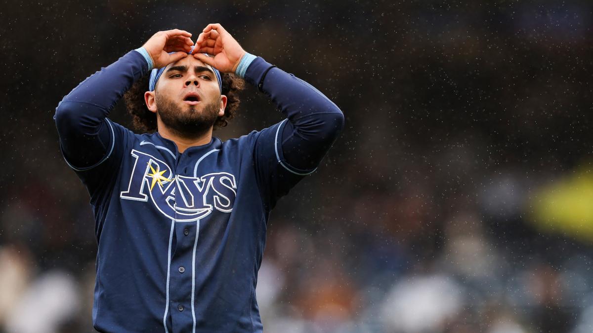 <![CDATA[Jonathan Aranda vuelve a dar jonrón… pero Rays cae en locura de 13 entradas]]>