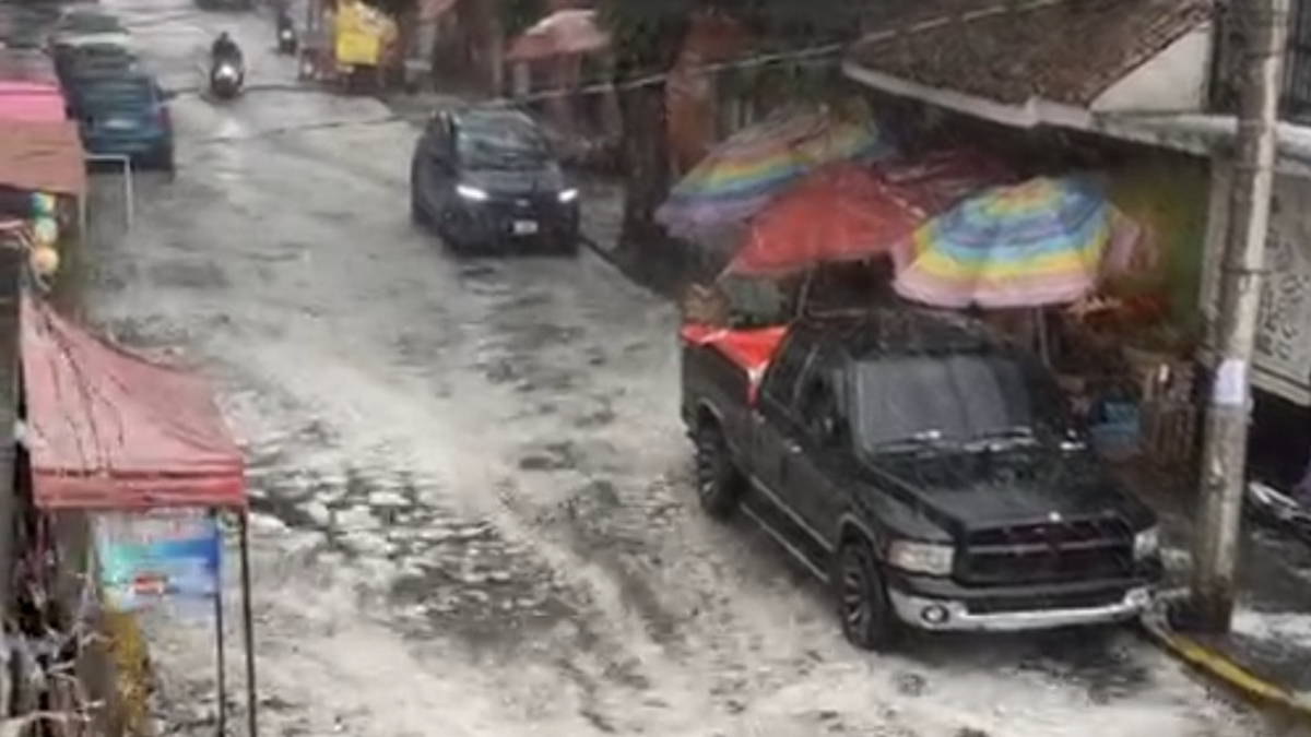 <![CDATA[Caos por lluvias: Granizo en Xochimilco, encharcamientos en la Roma y árboles caídos]]>