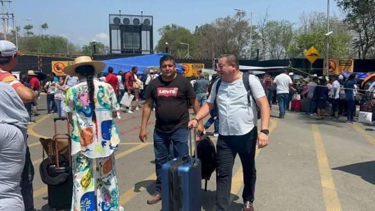 <![CDATA[Sección 22 de la CNTE bloquea aeropuerto de Oaxaca y planta de Pemex; hay vuelos cancelados]]>