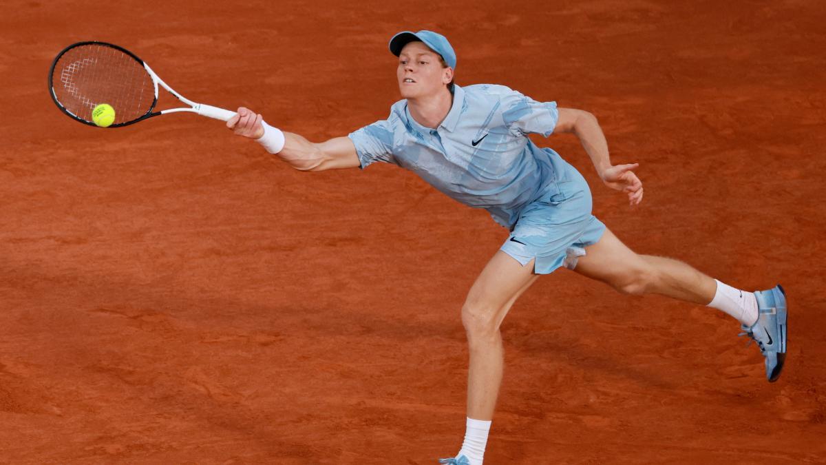 <![CDATA[Jannik Sinner debuta con victoria en Roland Garros y llega a 30 triunfos al hilo]]>