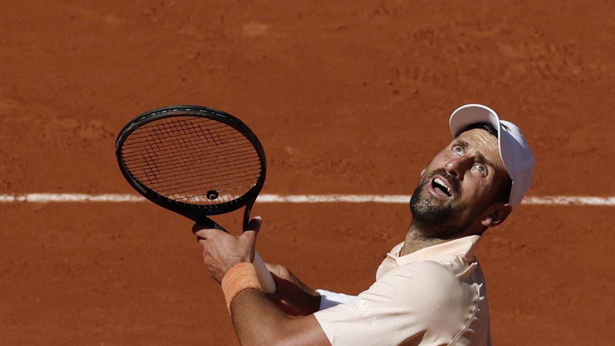 <![CDATA[VIDEO: Novak Djokovic baja de su auto en Roland Garros para recibir el emotivo regalo de una fan]]>