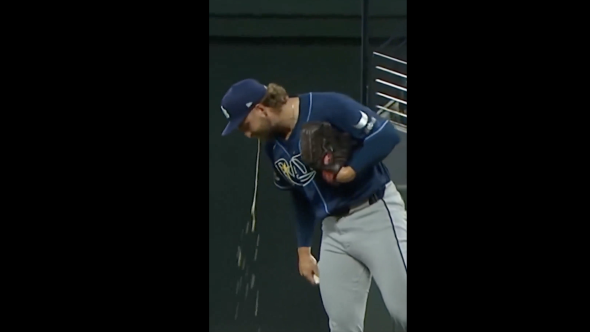 <![CDATA[¡Insólito en la MLB! El pitcher Jonathan Heasley vomita en el montículo durante su debut con Rays]]>