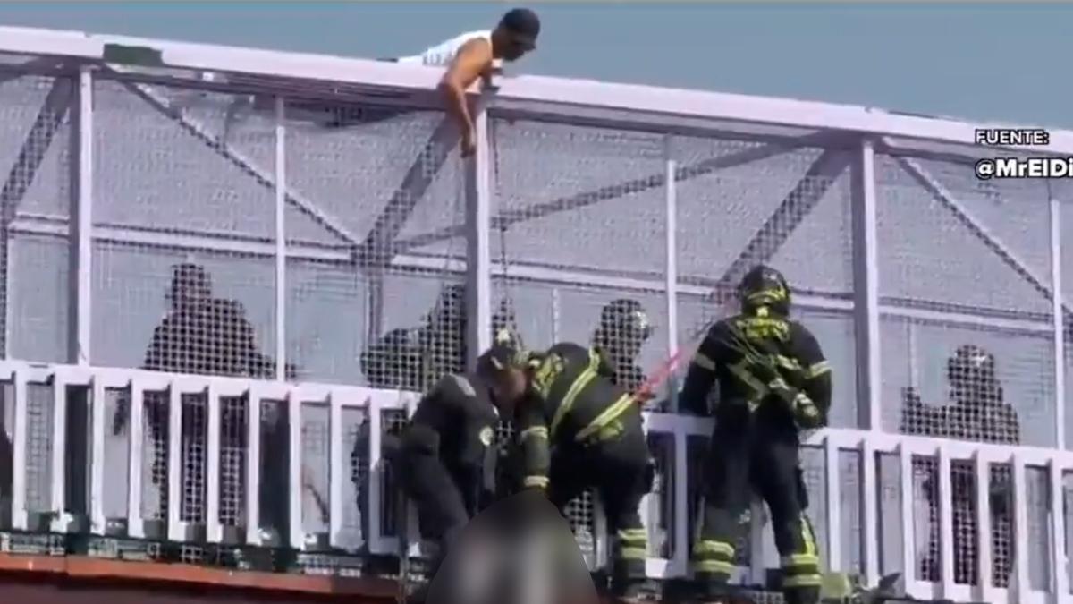 <![CDATA[Mujer se lanza al Metro: Bomberos y policías de CDMX evitan trágico final]]>