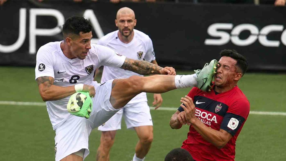 <![CDATA[VIDEO: La patada en la cabeza por la que Marco Fabián terminó con cuatro puntadas]]>