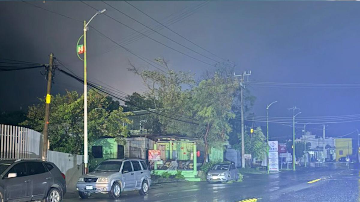 <![CDATA[Fuerte lluvia provoca caíde de árboles, apagones y encharcamientos en Huejutla]]>