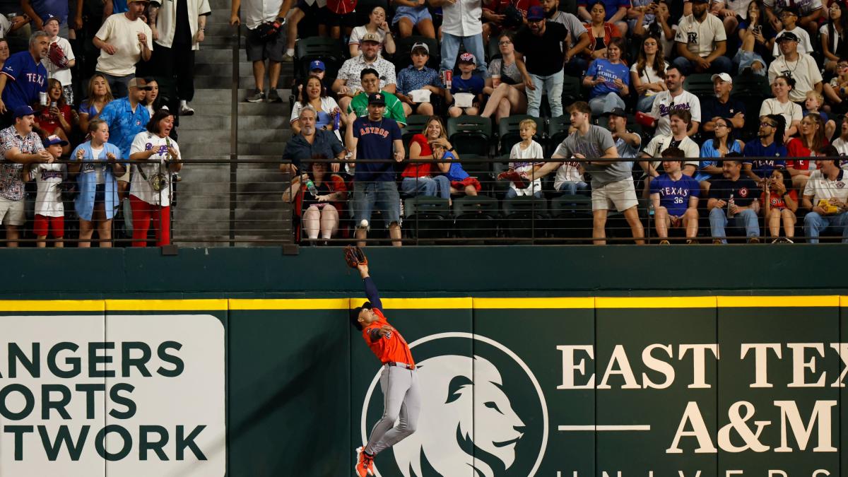 <![CDATA[Video: Cam Smith se roba el jonrón del año en la MLB y cobra venganza por los Astros ante Rangers]]>