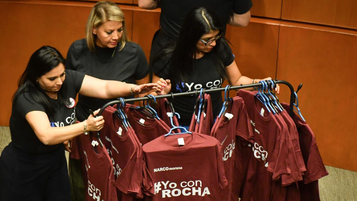 <![CDATA[Playeras “Yo con Maru” y “Yo con Rocha” tensan ambiente en el Senado]]>