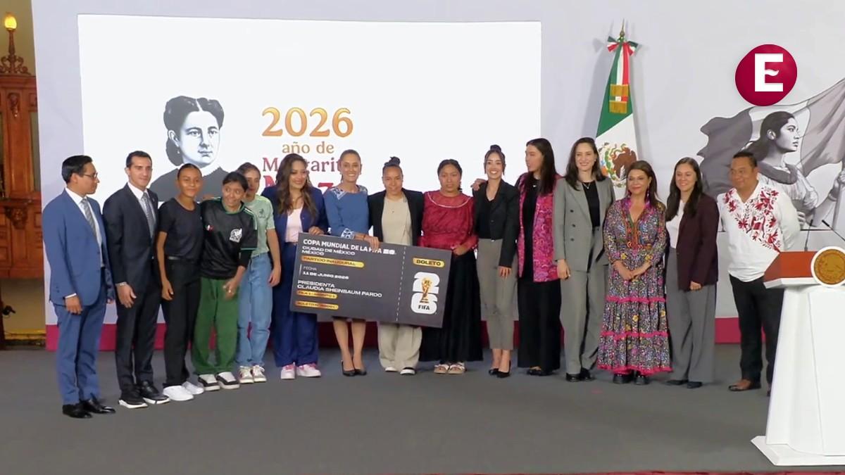 <![CDATA[Sheinbaum entrega el boleto 001 para inauguración del Mundial 2026 a joven veracruzana; reconoce a ganadoras]]>