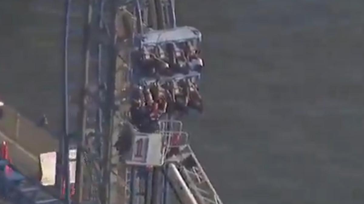 <![CDATA[Rescatan a ocho personas atrapadas en montaña rusa en Texas | VIDEO]]>