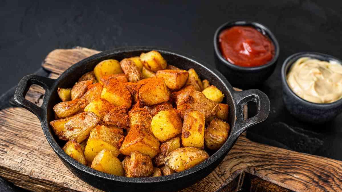 <![CDATA[Receta de papas bravas crujientes para botanear durante los partidos del Mundial]]>
