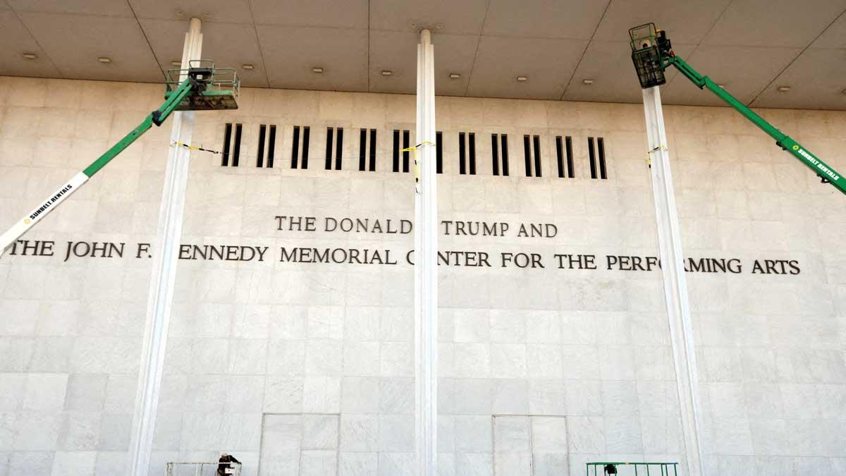 <![CDATA[Tribunal ordena quitar nombre de Trump del Kennedy Center]]>