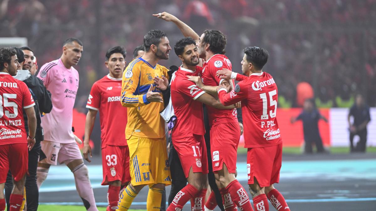 <![CDATA[VIDEO: Jugadores de Toluca y Tigres protagonizan bronca en la Final de Concacaf]]>