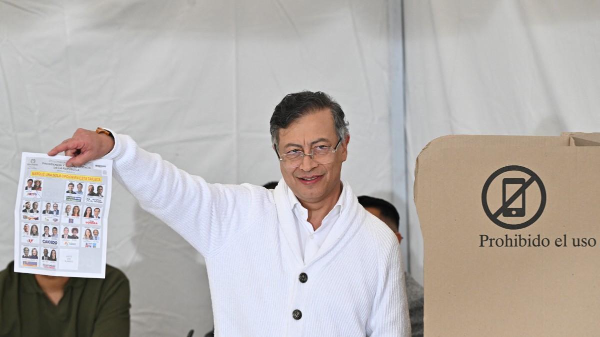 <![CDATA[De blanco y en compañía de su hija, Petro abrió la jornada electoral en Colombia]]>