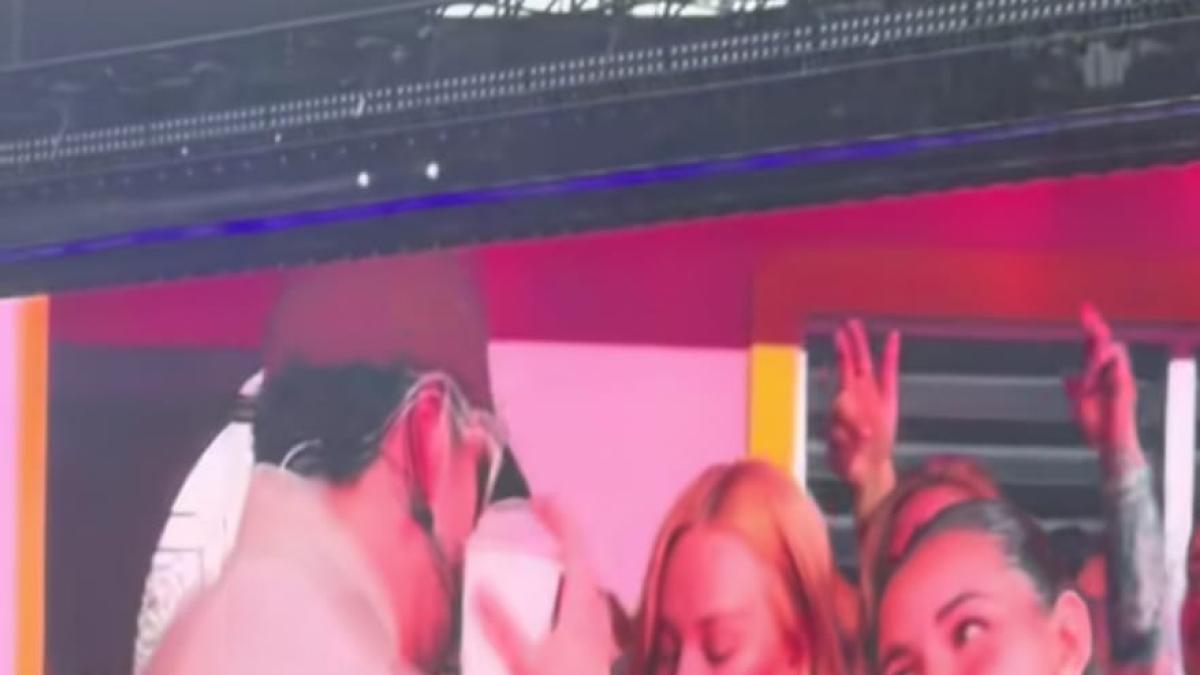 <![CDATA[¿Hay química? Bad Bunny y Ester Expósito encienden las redes tras su encuentro en concierto]]>