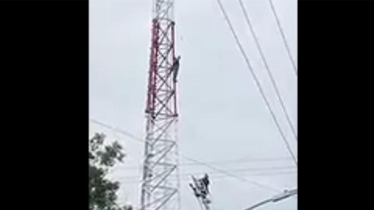 <![CDATA[Sujeto sube a lo alto de una antena y exige ver a su mamá ya fallecida]]>