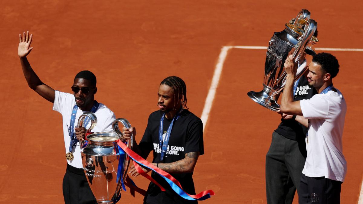 <![CDATA[PSG aparece en Roland Garros con el trofeo de la Champions y roba reflectores]]>