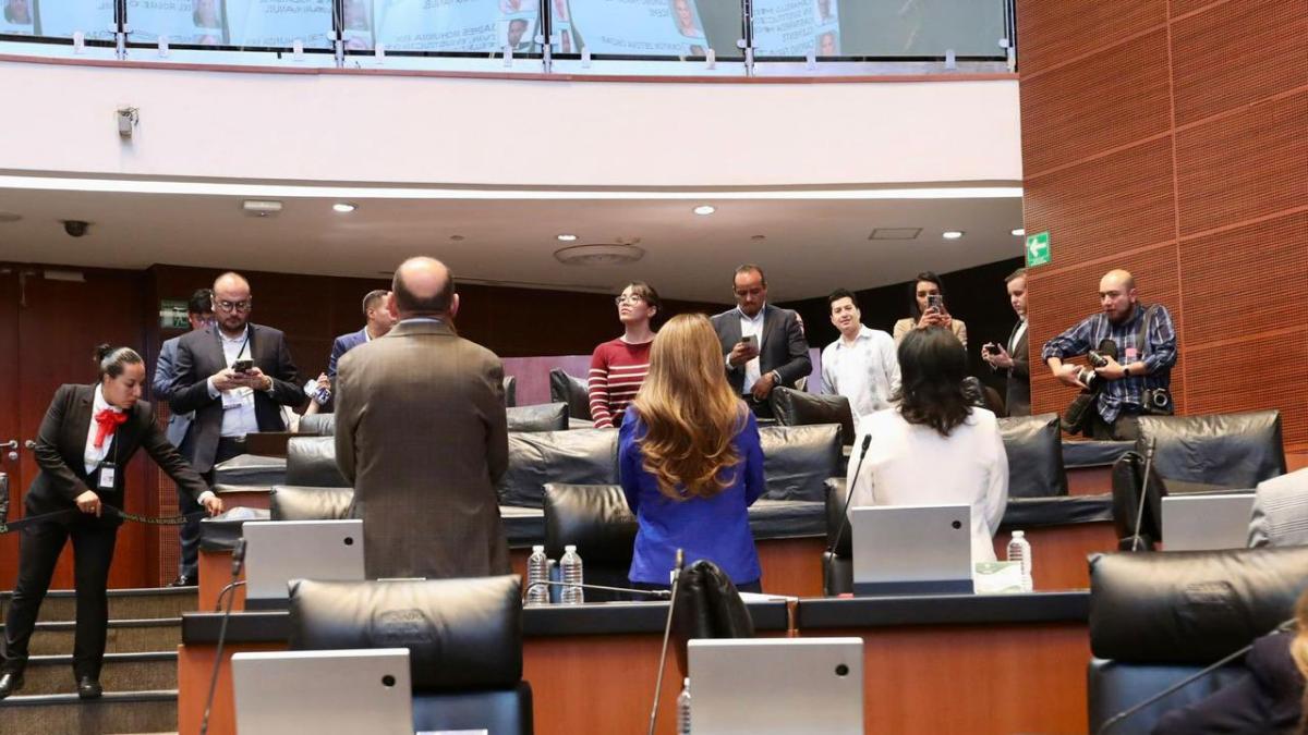 <![CDATA[Senado vive jornada de albures, acusaciones y espaldas el pleno]]>