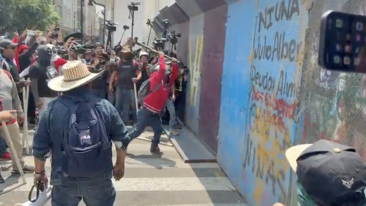 <![CDATA[CNTE intenta derribar vallas para llegar al Zócalo]]>