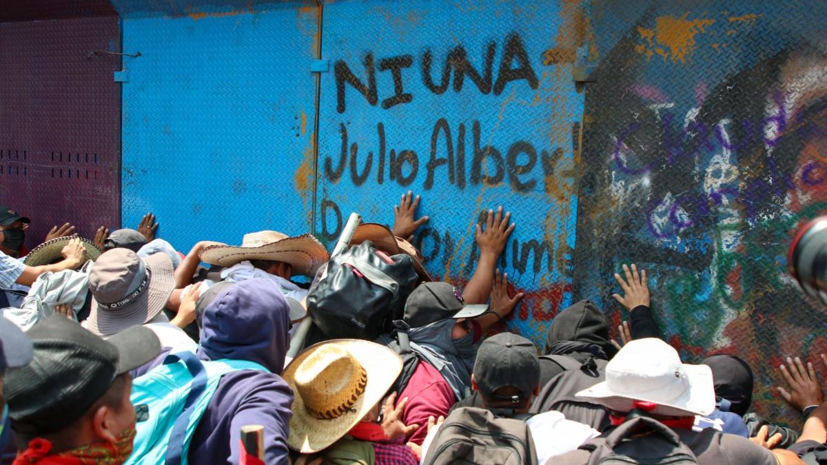 <![CDATA[CNTE acusa represión tras enfrentamiento con policías; reporta dos maestros lesionados]]>