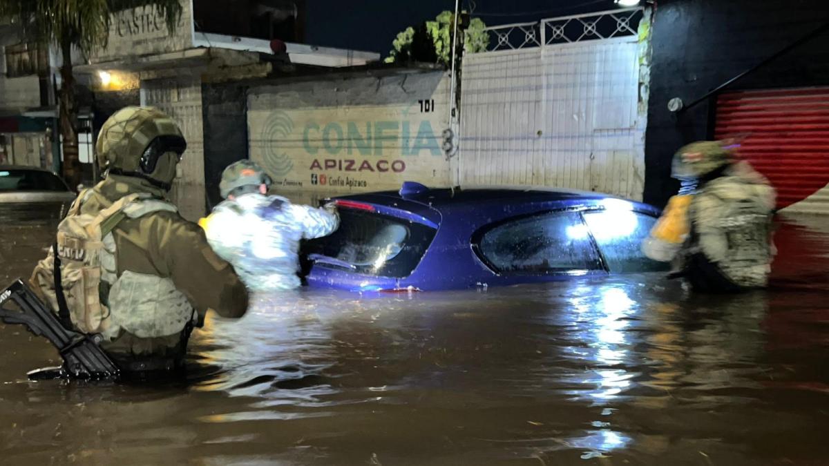 <![CDATA[Fuerte lluvia se mete hasta la recámara; deja a vecinos sin colchones, sillones, vehículos…]]>