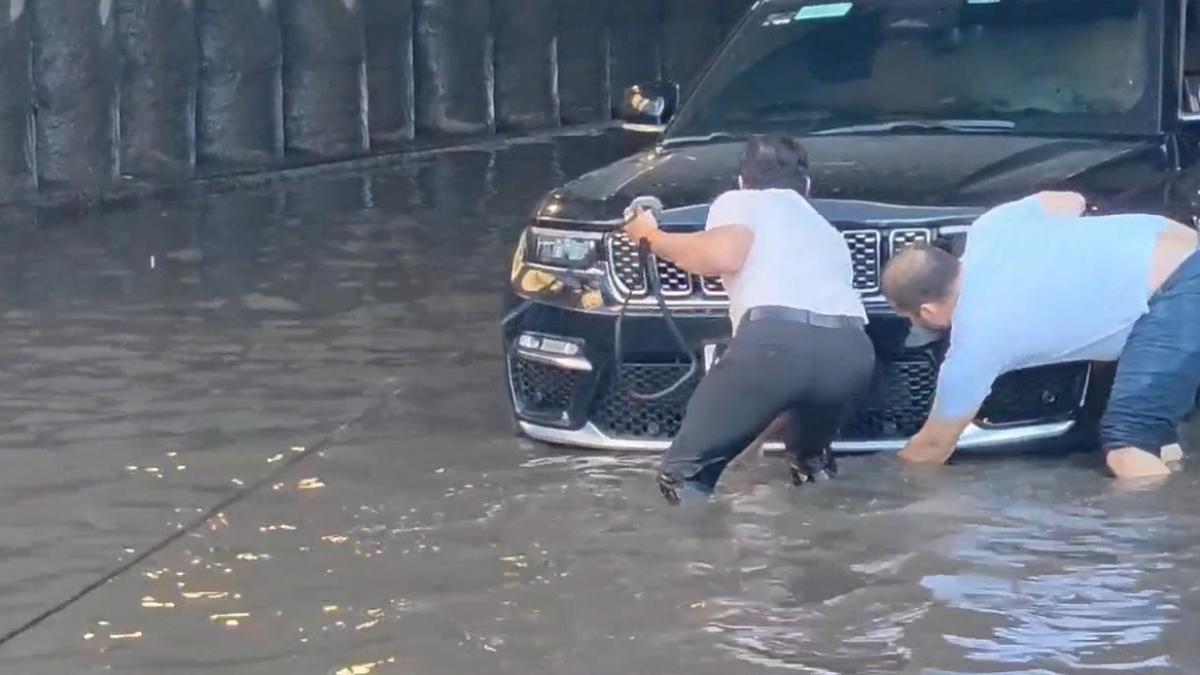 <![CDATA[Inundación deja varados a varios vehículos en paso a desnivel]]>