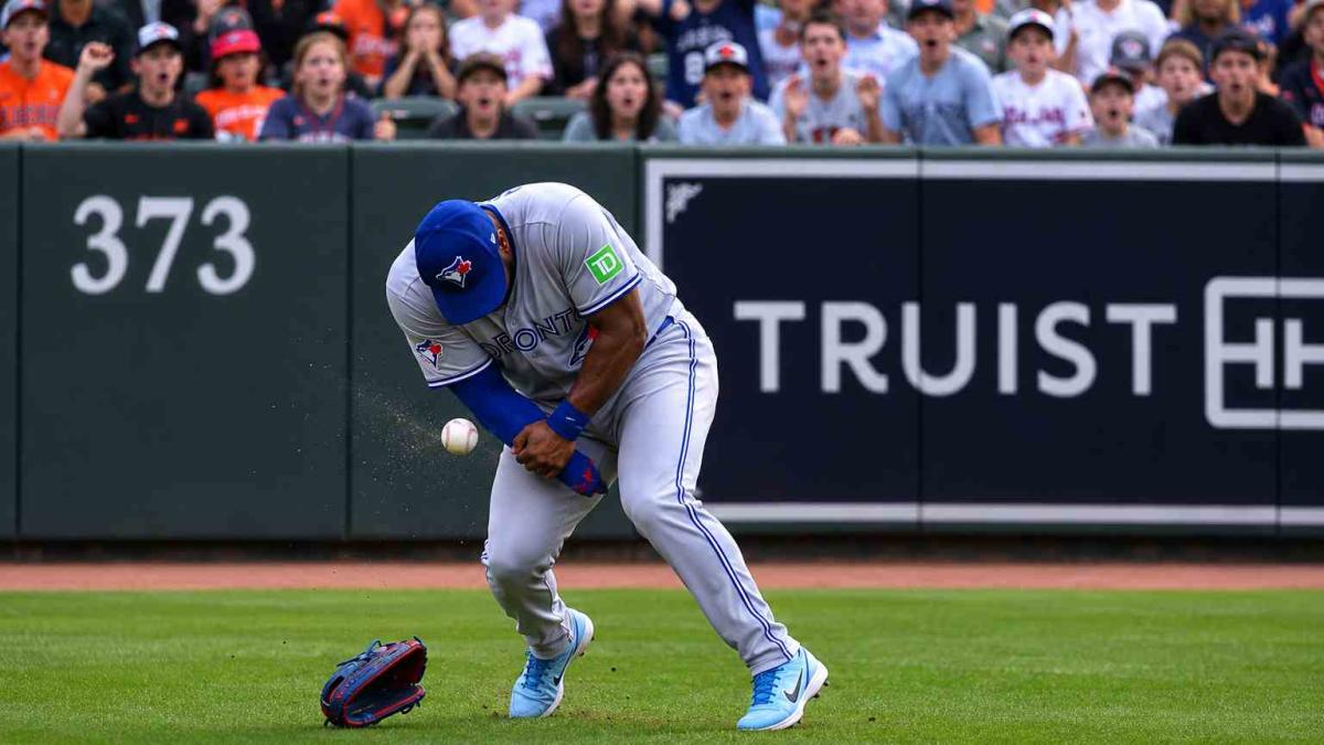 <![CDATA[¡Insólito! Un aficionado lesiona a Jesús Sánchez al lanzarle una pelota desde la tribuna]]>