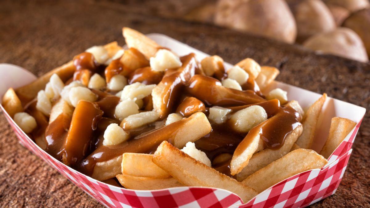 <![CDATA[Aprende a preparar poutine, la botana más canadiense para ver el Mundial]]>