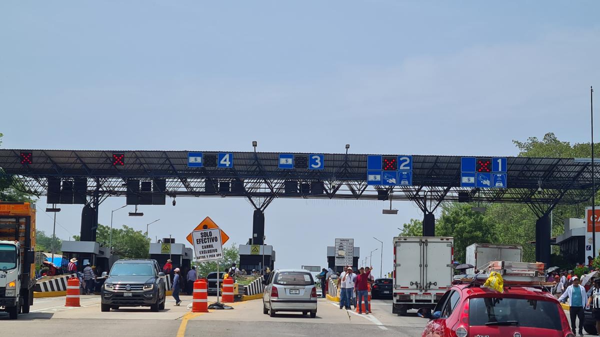 <![CDATA[Maestros en Chiapas toman casetas; cobran 'cuota' de 50 pesos para viajar a CDMX]]>