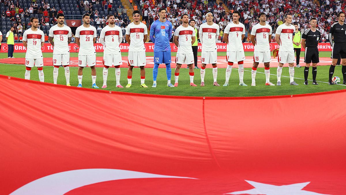 <![CDATA[¡Increíble despedida! Escoltan a la selección de Turquía]]>